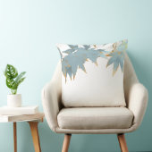 秋の日本のなかえでの葉は青空を曇らしました クッション (椅子)