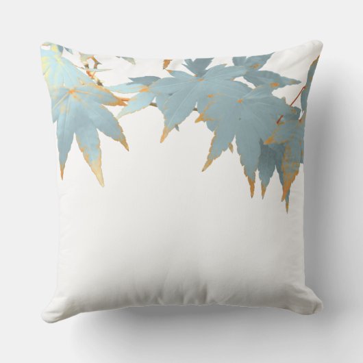 秋の日本のなかえでの葉は青空を曇らしました クッション (裏面)