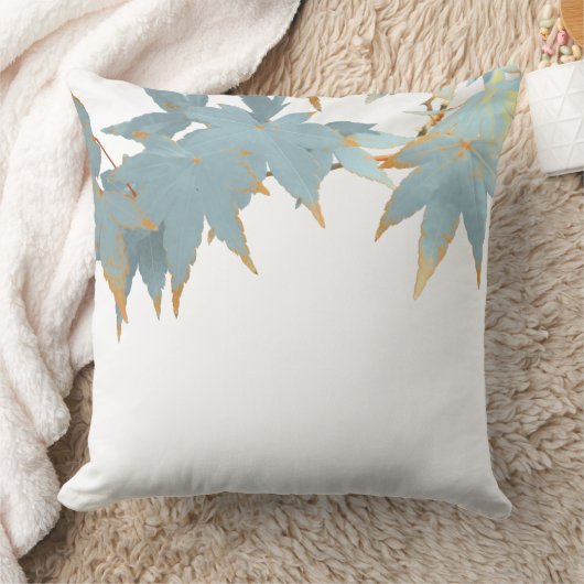 秋の日本のなかえでの葉は青空を曇らしました クッション (ブランケット)