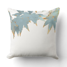 秋の日本のなかえでの葉は青空を曇らしました