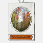 秋の木々とブルースカイ秋の自然写真 シルバープレートバナーオーナメント (左)