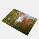 秋の木々とブルースカイ秋の自然写真 ドアマット (アングル)