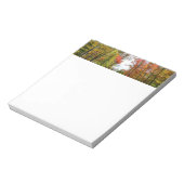 秋の木々とブルースカイ秋の自然写真 ノートパッド (回転)