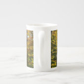 秋の木々とブルースカイ秋の自然写真 ボーンチャイナマグカップ (裏面)