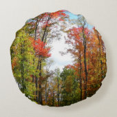 秋の木々とブルースカイ秋の自然写真 ラウンドクッション (裏面)