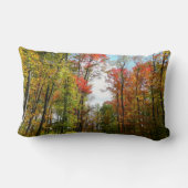 秋の木々とブルースカイ秋の自然写真 ランバークッション (裏面)