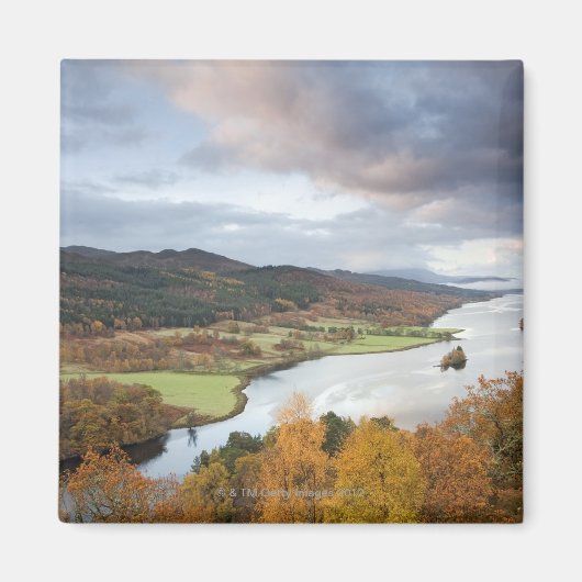 秋の木々とロックPhaskally, Pitlochry マグネット (正面)