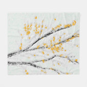 秋の木の枝と黄色の紅葉 フリースブランケット (正面(横))