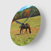 秋の木の赤褐色の馬 ラウンド壁時計 (傾斜)