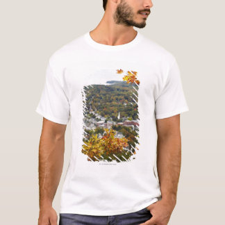 秋の木を通したキャムデンの丘の国家の眺め Tシャツ