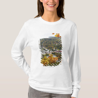 秋の木を通したキャムデンの丘の国家の眺め Tシャツ