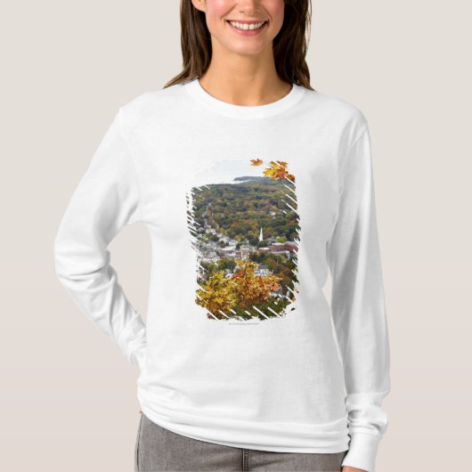 秋の木を通したキャムデンの丘の国家の眺め Tシャツ (正面)