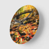 秋の木橋そして入り江 ラウンド壁時計 (傾斜)