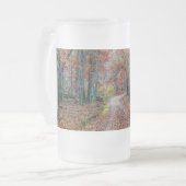 秋の未舗装の道路に新しい曇りガラスのビアマグ フロストグラスビールジョッキ (正面左)