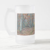 秋の未舗装の道路に新しい曇りガラスのビアマグ フロストグラスビールジョッキ (左)