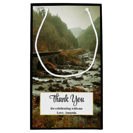 秋の森と川の風景ありがとう スモールペーパーバッグ (裏面)