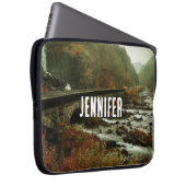 秋の森と川の風景 ラップトップスリーブ (正面右)
