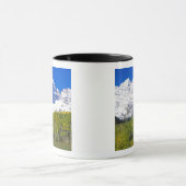 秋の森にマルーン·ベルス《植物》アスペン。 マグカップ (中央)