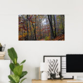 秋の森のトレイルのポスターに霧を浸食 ポスター (ホームオフィス)