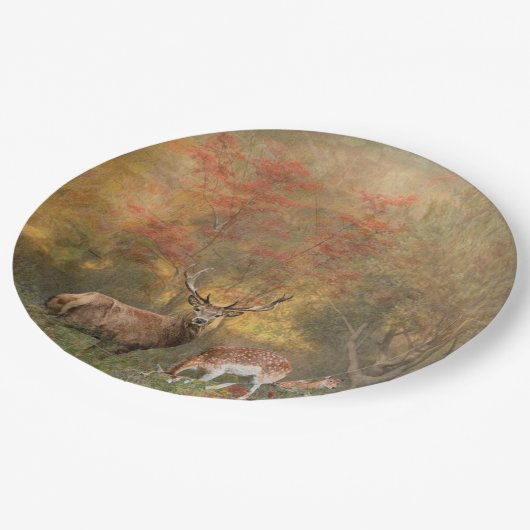 秋の森の中で枯れる ペーパープレート (アングル)