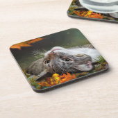 秋の森の中で、かわいい白昼夢を描くタビー猫 コースター (左側)