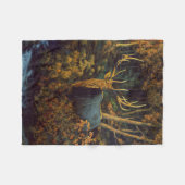 秋の森の中のブルエルク フリースブランケット (正面(横))