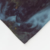 秋の森の中のブルエルク フリースブランケット (角)