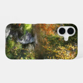 秋の森の中の川 iPhone 16ケース (裏面横)