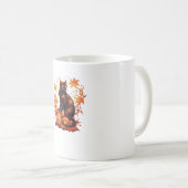 秋の森の中の魔法の黒猫 – 天空 コーヒーマグカップ (正面右)