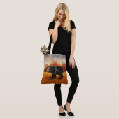 秋の森の黒熊 トートバッグ (モデル)