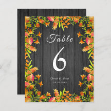 秋の水彩の花を木に素朴飾る