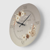 秋の水彩フローラモノグラムパーソナライズされた ラージ壁時計 (傾斜)