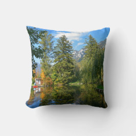 秋の池がよどむ クッション