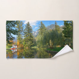 秋の池がよどむ ハンドタオル