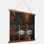秋の池を優雅に走る白い白鳥 吊り下げ型タペストリー (傾斜あり)