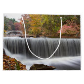 秋の滝アットバンデルビルド ラージペーパーバッグ (裏面)