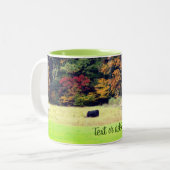 秋の牛の畑自然 パーソナライズされた ツートーンマグカップ (正面左)