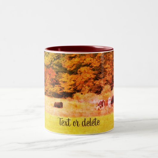 秋の牛フィールド自然アーパーソナライズされたト ツートーンマグカップ (中央)