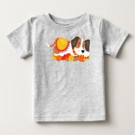 秋の犬、かわいい犬、眠っている犬、紅葉 ベビーTシャツ