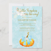 秋の男の赤ちゃんシャワーの途中の小さなカボチャ 招待状 (正面)