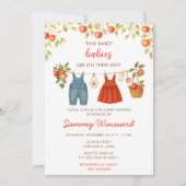 秋の秋アップル服ラインツインズベビーシャワー 招待状 (正面)