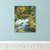秋の紅葉とダグラスファー縁どのロアリング川 キャンバスプリント (インサイチュ (ウッドフロア))