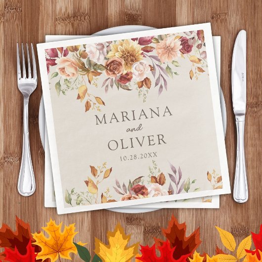 秋の紅葉と秋の色合い アイボリーの結婚式