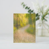 秋の紅葉と葉の入った道 ポストカード (スタンド正面)