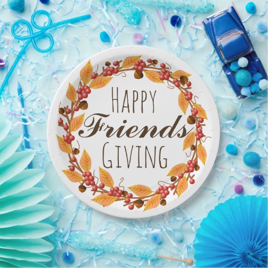 秋の紅葉のリースを与えている幸せな友人 ペーパープレート (パーティー)
