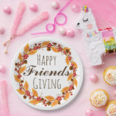 秋の紅葉のリースを与えている幸せな友人 ペーパープレート (パーティー)