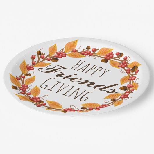 秋の紅葉のリースを与えている幸せな友人 ペーパープレート (アングル)