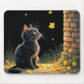 秋の紅葉を見る子猫 マウスパッド (正面)