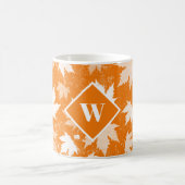 秋の紅葉パターンモノグラム コーヒーマグカップ (中央)