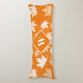 秋の紅葉パターンモノグラム ボディピロー (正面縦)